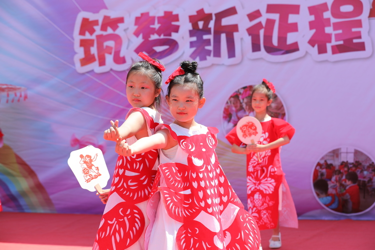 河北淶水：“花式”活動慶“六一”_fororder_圖為在淶水縣北關小學，學生們在進行剪紙服裝秀表演。（徐梓鈺 攝）