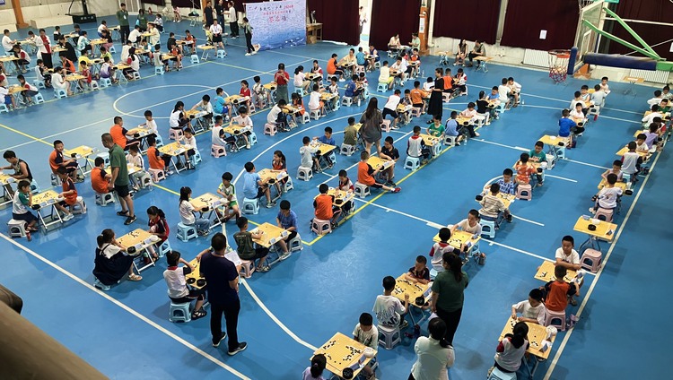 河北唐縣：智趣對弈 “棋”樂無窮_fororder_“奔跑吧·少年”少年兒童圍棋賽比賽現場