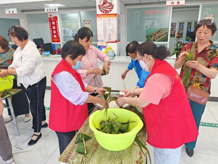 河北承德縣：粽香迎端午 和諧鄰裡情_fororder_圖四為：活動現場開展包粽子比賽。劉崢 攝