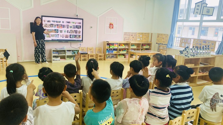 河北唐縣：探秘青銅文化 觸摸歷史之美_fororder_老師向孩子們介紹青銅器