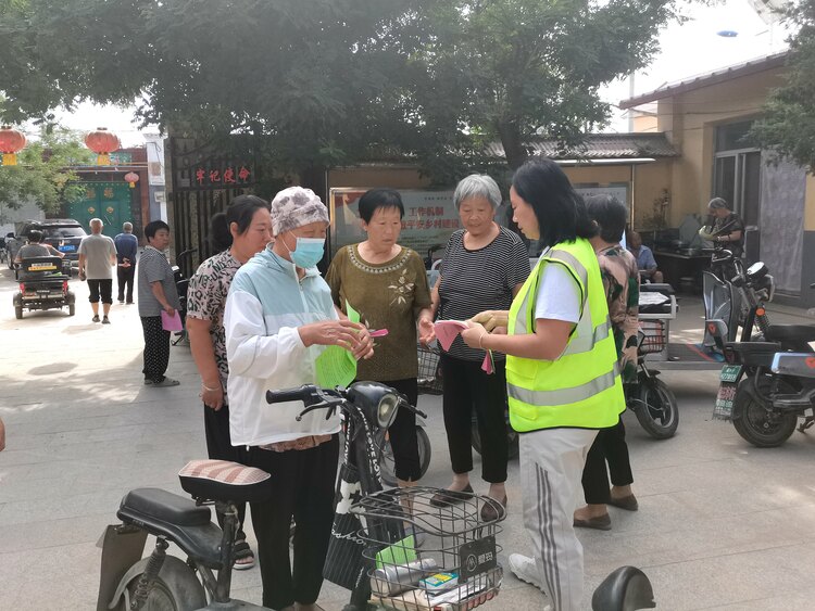 河北唐縣：全力做好汛前準備工作，打好防汛“主動仗”_fororder_向群眾發放防汛應急避險轉移“明白紙”