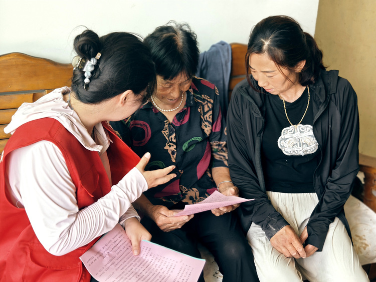 河北唐縣：防範非法集資宣傳進農村_fororder_工作人員走進農戶家中，詳細講解防範非法集資安全知識