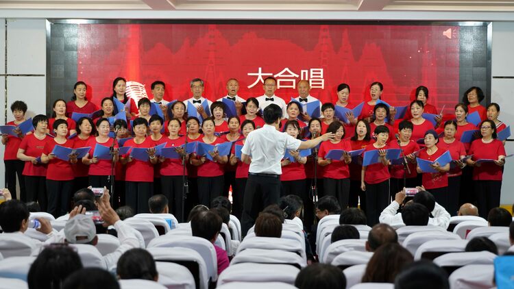 河北唐縣：走進老年大學，點亮銀發人生_fororder_合唱班學員歌頌祖國秀麗河山.JPG