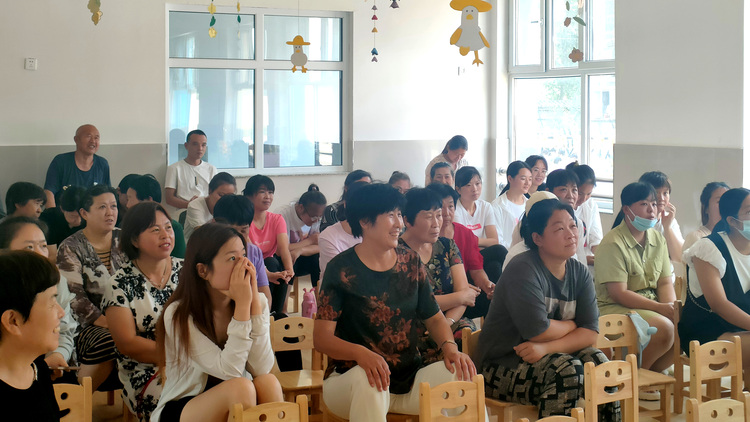 河北唐縣開展文化名家進校園進農村系列宣講活動_fororder_學生家長認真傾聽講座  李瑞環攝