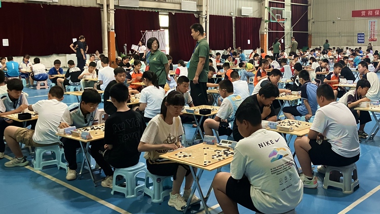 河北唐縣：智趣對弈 “棋”樂無窮_fororder_“奔跑吧·少年”少年兒童圍棋賽比賽現場 (2)