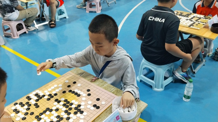河北唐縣：智趣對弈 “棋”樂無窮_fororder_比賽現場，小選手正在思考如何佈局