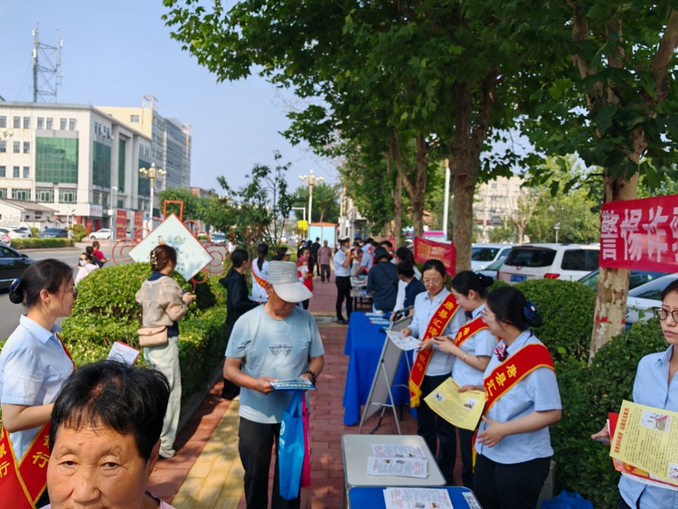 河北唐縣：增強全民反詐意識 築牢國家安全防線_fororder_工作人員向群眾發放防範網絡電信詐騙宣傳資料  任可攝