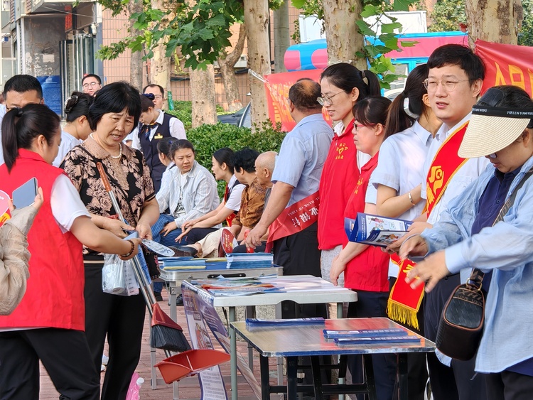 河北唐縣：增強全民反詐意識 築牢國家安全防線_fororder_工作人員向過往群眾講解國家安全及防範電信詐騙基本常識   任可攝