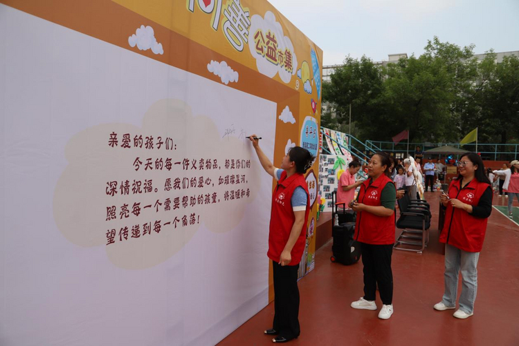 河北青縣：小手傳大愛 義賣潤童心_fororder_圖片 1