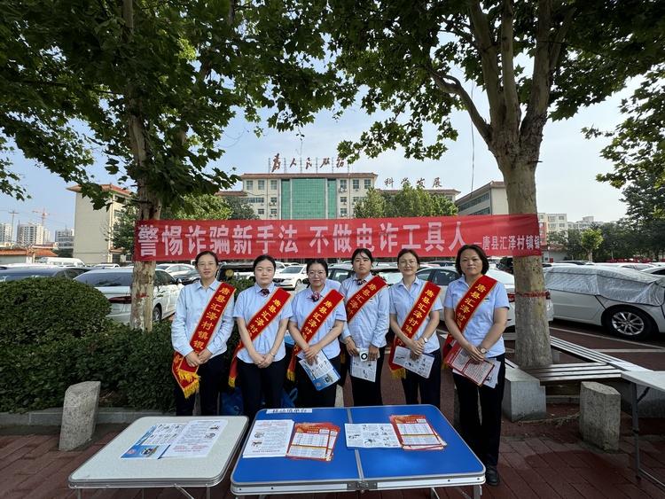 河北唐縣：增強全民反詐意識 築牢國家安全防線_fororder_工作人員認真準備好宣傳諮詢臺和宣傳資料  任可攝