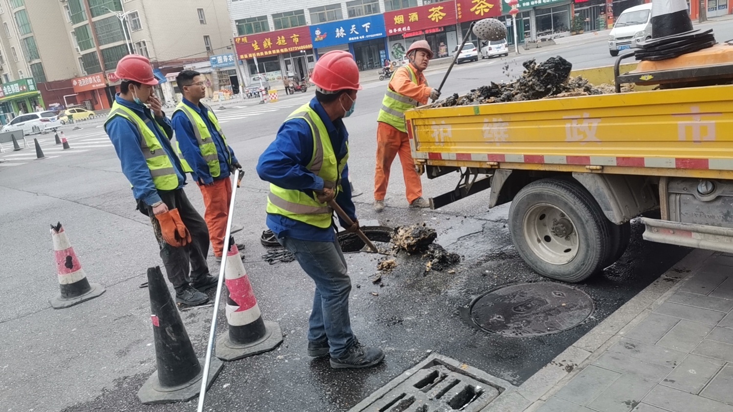 保定市滿城區：未雨綢繆築防線 打好防汛“主動仗”_fororder_執法人員清掏城區污水管網 攝影 劉紅