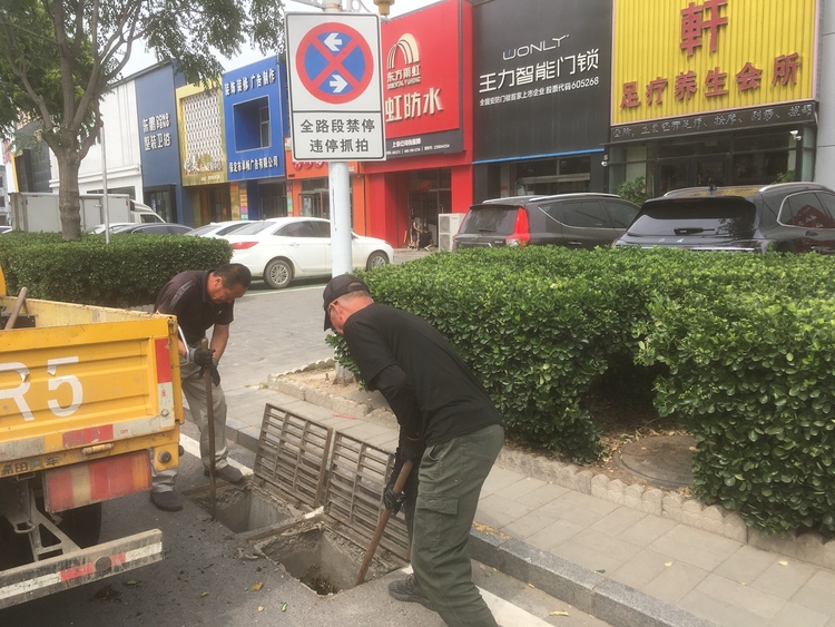 保定市滿城區：未雨綢繆築防線 打好防汛“主動仗”_fororder_清掏城區雨水管網 攝影 劉紅