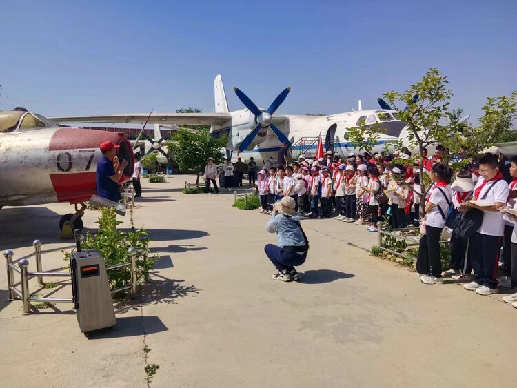 保定市滿城區：“現場教學+微黨課” 讓黨員教育“活”起來_fororder_滿城區委黨校走進滿城區民間航空博物館 攝影 袁野