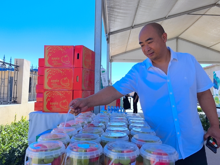 保定市滿城區：“華北紙都”工業重鎮深耕農業新優勢_fororder_大冊營鎮西村黨支部書記領辦合作社 攝影 周雪