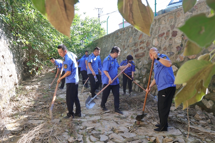 保定市滿城區：清淤疏浚保暢通 築牢防汛安全線_fororder_滿城區執法局工作人員對北關溝行洪河道進行疏通清淤 攝影 康勝.JPG