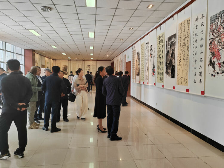 河北承德縣：翰墨丹青歌盛世 光影流彩頌輝煌_fororder_圖為書畫攝影展現場。攝影 孫曉明
