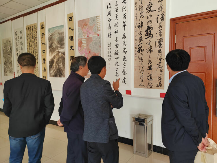 河北承德縣：翰墨丹青歌盛世 光影流彩頌輝煌_fororder_圖為觀展群眾參觀書畫作品。攝影 孫曉明