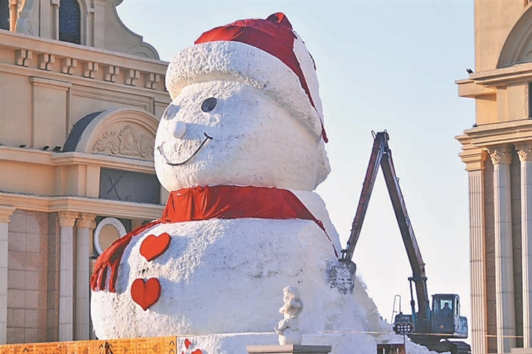 “網紅大雪人”開啟“年假模式”