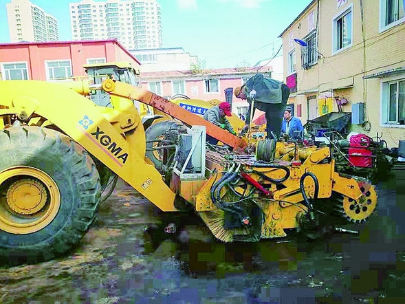 哈爾濱香坊區自改拋雪機，積雪“自動”裝車