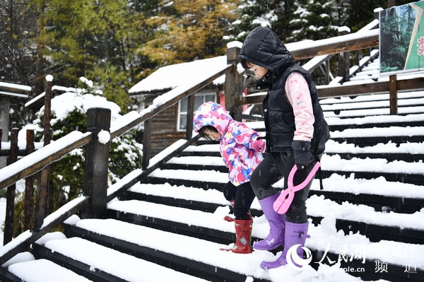 “雙節”長假中國雪鄉五花山色披銀裝