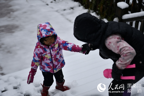 “雙節”長假中國雪鄉五花山色披銀裝