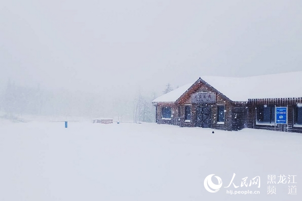 “雙節”長假中國雪鄉五花山色披銀裝