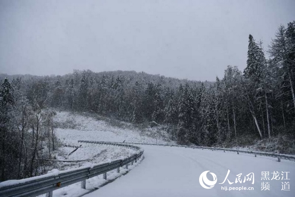 “雙節”長假中國雪鄉五花山色披銀裝