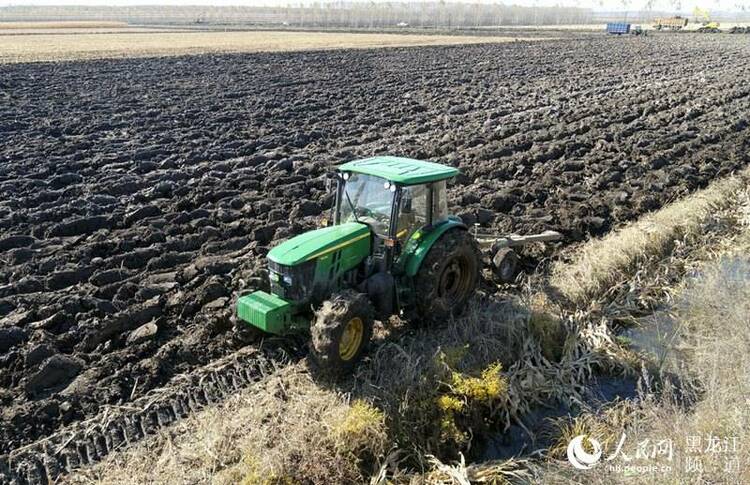 北大荒集團秋季農業生産由田間收穫轉入秋整地階段