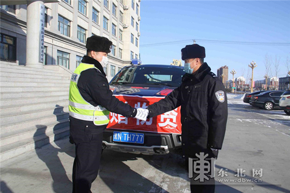 黑河五大連池市輔警夫婦自行購得1000斤消毒酒精捐贈給公安機關