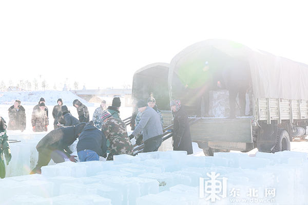 “北極漠河冰雪大觀園”開始採冰