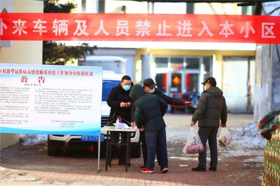 黑河市愛輝區：小區居民“亮證”出行 看似“無情”卻有情