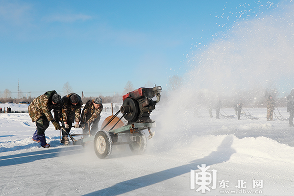 “北極漠河冰雪大觀園”開始採冰