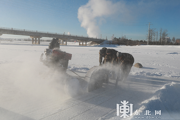 “北極漠河冰雪大觀園”開始採冰