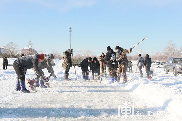 “北極漠河冰雪大觀園”開始採冰