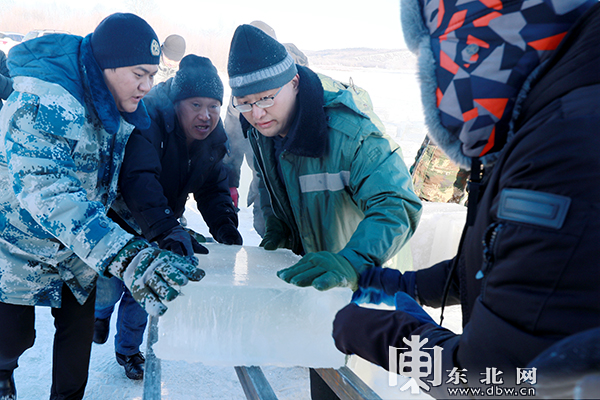 “北極漠河冰雪大觀園”開始採冰