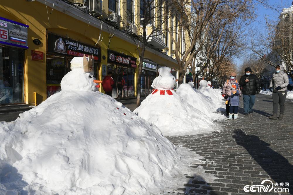 暴雪過後 哈爾濱中央大街成雪人一條街