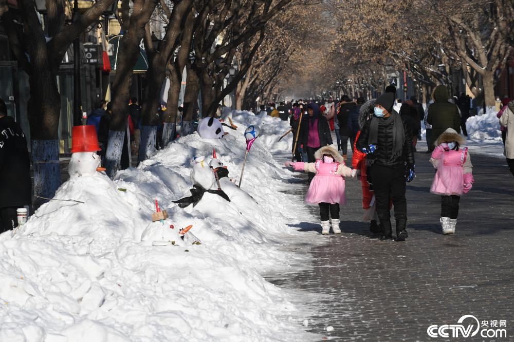 暴雪過後 哈爾濱中央大街成雪人一條街