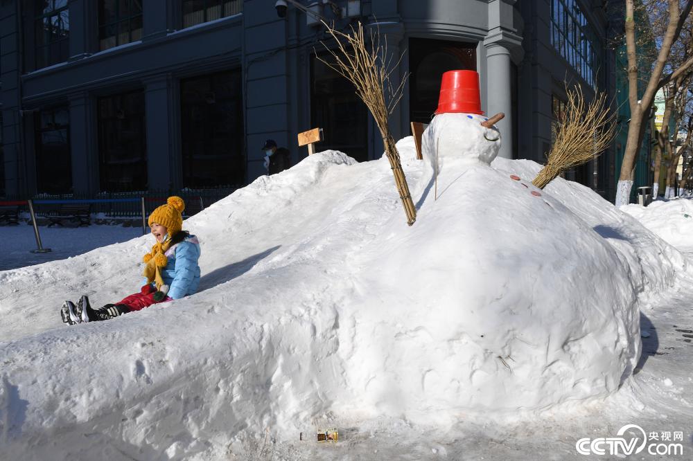 暴雪過後 哈爾濱中央大街成雪人一條街