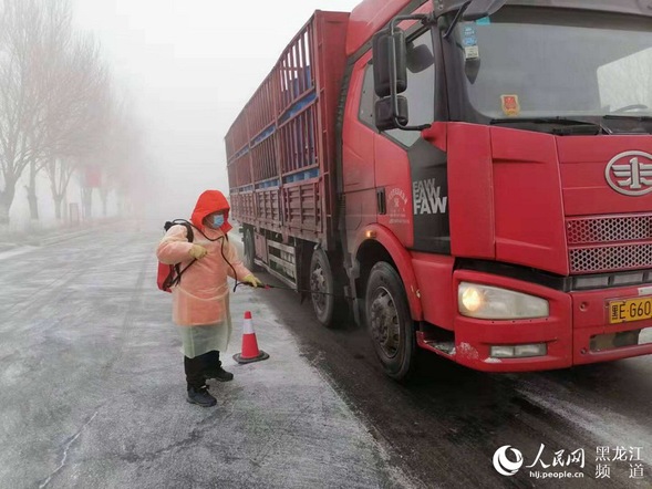 致敬！風雪中的戰“疫”人