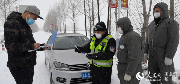 致敬！風雪中的戰“疫”人