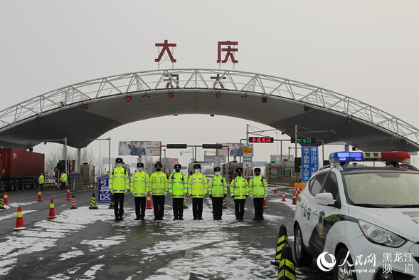 致敬！風雪中的戰“疫”人