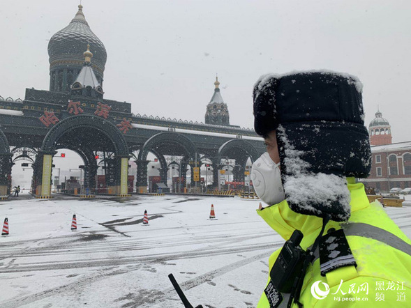 致敬！風雪中的戰“疫”人