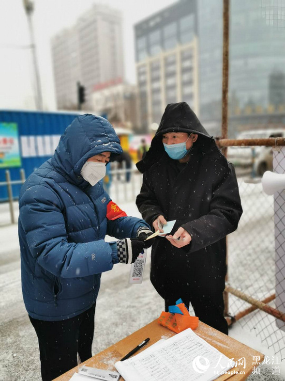 致敬！風雪中的戰“疫”人