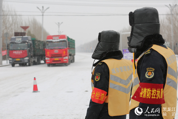 致敬！風雪中的戰“疫”人