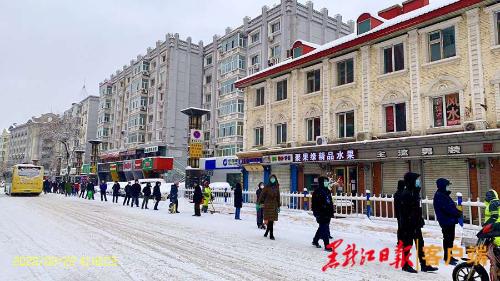 你排隊的身影真美！冰城戰“疫”現文明風景