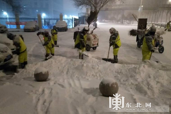 哈爾濱南崗區機械組合連夜清雪保暢通