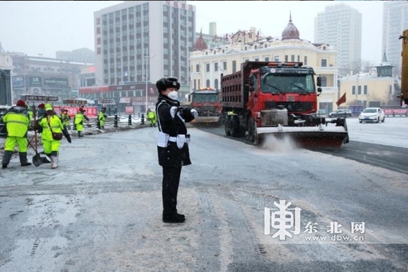 哈爾濱市交警：雪天戰“疫” 出行五提示