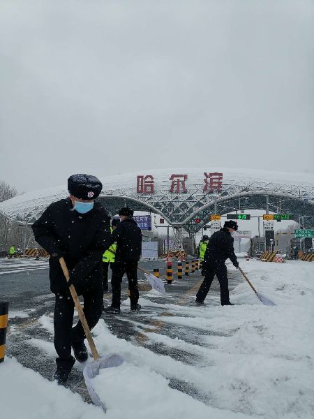 哈爾濱：交投“鐵軍”風雪中保暢通護復工