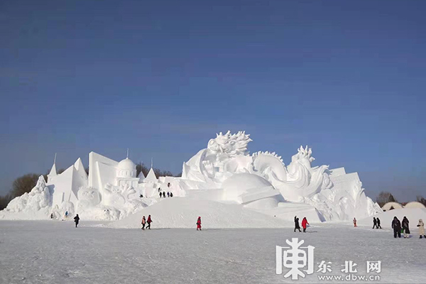 太陽島雪博會主塑《華夏神龍》落成迎客