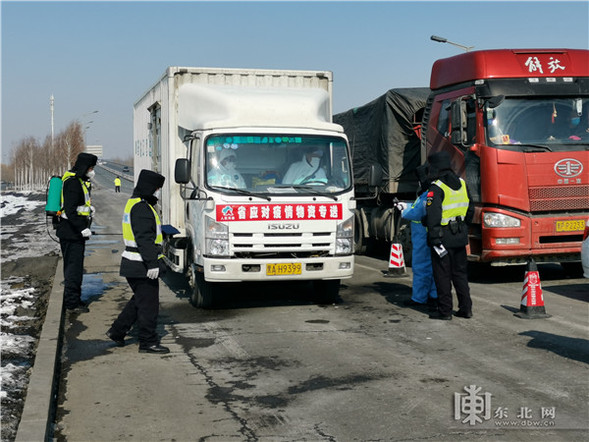 哈爾濱警方幫助赴鄂運輸物資車輛順利返回